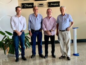 Da esquerda para direita: Raul Audi, presidente da Acipp, Renato Silva e Alexandre Seabra, proprietários da Sonotec e Vitalino Crellis, presidente do Sincomércio.